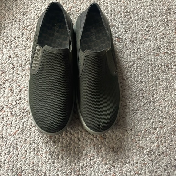 Shoes - Picture 2 of 6